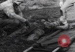 Image LES soldats AMÉRICAINS sauvent les Allemands blessés WW2 Weisweiler Allemagne, 1944, de la seconde 31 séquences d'archives historiques vidéo 65675080030