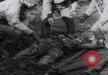 Image LES soldats AMÉRICAINS sauvent les Allemands blessés WW2 Weisweiler Allemagne, 1944, de la seconde 32 séquences d'archives historiques vidéo 65675080030