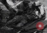 Image LES soldats AMÉRICAINS sauvent les Allemands blessés WW2 Weisweiler Allemagne, 1944, de la seconde 33 séquences d'archives historiques vidéo 65675080030