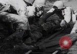 Image LES soldats AMÉRICAINS sauvent les Allemands blessés WW2 Weisweiler Allemagne, 1944, de la seconde 34 séquences d'archives historiques vidéo 65675080030