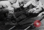 Image LES soldats AMÉRICAINS sauvent les Allemands blessés WW2 Weisweiler Allemagne, 1944, de la seconde 35 séquences d'archives historiques vidéo 65675080030
