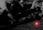 Image LES soldats AMÉRICAINS sauvent les Allemands blessés WW2 Weisweiler Allemagne, 1944, de la seconde 37 séquences d'archives historiques vidéo 65675080030