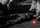 Image LES soldats AMÉRICAINS sauvent les Allemands blessés WW2 Weisweiler Allemagne, 1944, de la seconde 38 séquences d'archives historiques vidéo 65675080030