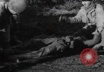 Image LES soldats AMÉRICAINS sauvent les Allemands blessés WW2 Weisweiler Allemagne, 1944, de la seconde 39 séquences d'archives historiques vidéo 65675080030