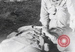 Image LES soldats AMÉRICAINS sauvent les Allemands blessés WW2 Weisweiler Allemagne, 1944, de la seconde 40 séquences d'archives historiques vidéo 65675080030