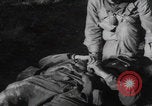 Image LES soldats AMÉRICAINS sauvent les Allemands blessés WW2 Weisweiler Allemagne, 1944, de la seconde 41 séquences d'archives historiques vidéo 65675080030
