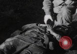 Image LES soldats AMÉRICAINS sauvent les Allemands blessés WW2 Weisweiler Allemagne, 1944, de la seconde 42 séquences d'archives historiques vidéo 65675080030