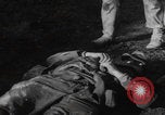 Image LES soldats AMÉRICAINS sauvent les Allemands blessés WW2 Weisweiler Allemagne, 1944, de la seconde 44 séquences d'archives historiques vidéo 65675080030