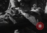 Image LES soldats AMÉRICAINS sauvent les Allemands blessés WW2 Weisweiler Allemagne, 1944, de la seconde 49 séquences d'archives historiques vidéo 65675080030