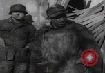 Image LES soldats AMÉRICAINS sauvent les Allemands blessés WW2 Weisweiler Allemagne, 1944, de la seconde 58 séquences d'archives historiques vidéo 65675080030