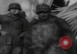 Image LES soldats AMÉRICAINS sauvent les Allemands blessés WW2 Weisweiler Allemagne, 1944, de la seconde 59 séquences d'archives historiques vidéo 65675080030