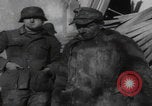 Image LES soldats AMÉRICAINS sauvent les Allemands blessés WW2 Weisweiler Allemagne, 1944, de la seconde 60 séquences d'archives historiques vidéo 65675080030