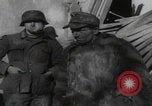 Image LES soldats AMÉRICAINS sauvent les Allemands blessés WW2 Weisweiler Allemagne, 1944, de la seconde 61 séquences d'archives historiques vidéo 65675080030