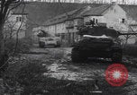 Standbild US-Truppen Panzer Weisweiler Deutschland Weisweiler Deutschland, 1944, aus Sekunde 15 historischem Filmmaterial Videoclip 65675080032