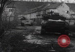 Standbild US-Truppen Panzer Weisweiler Deutschland Weisweiler Deutschland, 1944, aus Sekunde 16 historischem Filmmaterial Videoclip 65675080032