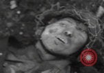 Standbild Tot US-Soldat Volkenrath Deutschland Zweiter Weltkrieg Volkenrath Deutschland, 1944, aus Sekunde 9 historischem Filmmaterial Videoclip 65675080034