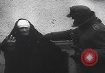 Immagine di Le truppe tedesche entrano nella città ricatturata WW2 Germania, 1944, secondo 25 filmato di repertorio 65675080056
