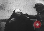Immagine di Le truppe tedesche entrano nella città ricatturata WW2 Germania, 1944, secondo 26 filmato di repertorio 65675080056