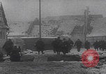 Immagine di Le truppe tedesche entrano nella città ricatturata WW2 Germania, 1944, secondo 45 filmato di repertorio 65675080056