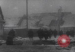 Immagine di Le truppe tedesche entrano nella città ricatturata WW2 Germania, 1944, secondo 46 filmato di repertorio 65675080056