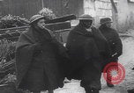 Immagine di Le truppe tedesche entrano nella città ricatturata WW2 Germania, 1944, secondo 48 filmato di repertorio 65675080056