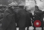 Immagine di Le truppe tedesche entrano nella città ricatturata WW2 Germania, 1944, secondo 49 filmato di repertorio 65675080056