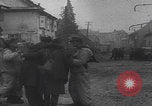 Immagine di Le truppe tedesche entrano nella città ricatturata WW2 Germania, 1944, secondo 61 filmato di repertorio 65675080056