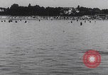 Standbild Badegäste am Plattensee Plattensee Ungarn, 1923, aus Sekunde 23 historischem Filmmaterial Videoclip 65675080073