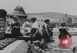 Standbild Badegäste am Plattensee Plattensee Ungarn, 1923, aus Sekunde 29 historischem Filmmaterial Videoclip 65675080073