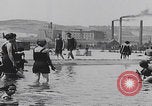 Standbild Badegäste am Plattensee Plattensee Ungarn, 1923, aus Sekunde 31 historischem Filmmaterial Videoclip 65675080073