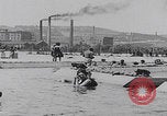 Standbild Badegäste am Plattensee Plattensee Ungarn, 1923, aus Sekunde 33 historischem Filmmaterial Videoclip 65675080073