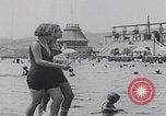 Standbild Badegäste am Plattensee Plattensee Ungarn, 1923, aus Sekunde 37 historischem Filmmaterial Videoclip 65675080073