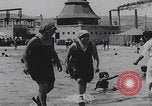 Standbild Badegäste am Plattensee Plattensee Ungarn, 1923, aus Sekunde 42 historischem Filmmaterial Videoclip 65675080073