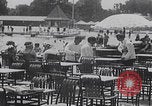 Standbild Badegäste am Plattensee Plattensee Ungarn, 1923, aus Sekunde 51 historischem Filmmaterial Videoclip 65675080073