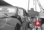 Standbild 1947 ausgelieferte Morris Eight Series E-Limousinen Vereinigtes Königreich, 1947, aus Sekunde 13 historischem Filmmaterial Videoclip 65675080089