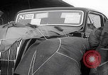 Standbild 1947 ausgelieferte Morris Eight Series E-Limousinen Vereinigtes Königreich, 1947, aus Sekunde 25 historischem Filmmaterial Videoclip 65675080089