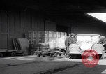 Standbild 1947 ausgelieferte Morris Eight Series E-Limousinen Vereinigtes Königreich, 1947, aus Sekunde 28 historischem Filmmaterial Videoclip 65675080089