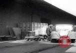 Standbild 1947 ausgelieferte Morris Eight Series E-Limousinen Vereinigtes Königreich, 1947, aus Sekunde 29 historischem Filmmaterial Videoclip 65675080089