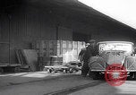 Standbild 1947 ausgelieferte Morris Eight Series E-Limousinen Vereinigtes Königreich, 1947, aus Sekunde 31 historischem Filmmaterial Videoclip 65675080089
