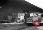 Standbild 1947 ausgelieferte Morris Eight Series E-Limousinen Vereinigtes Königreich, 1947, aus Sekunde 32 historischem Filmmaterial Videoclip 65675080089