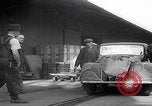 Standbild 1947 ausgelieferte Morris Eight Series E-Limousinen Vereinigtes Königreich, 1947, aus Sekunde 33 historischem Filmmaterial Videoclip 65675080089