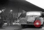 Standbild 1947 ausgelieferte Morris Eight Series E-Limousinen Vereinigtes Königreich, 1947, aus Sekunde 34 historischem Filmmaterial Videoclip 65675080089