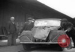 Standbild 1947 ausgelieferte Morris Eight Series E-Limousinen Vereinigtes Königreich, 1947, aus Sekunde 35 historischem Filmmaterial Videoclip 65675080089