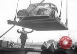 Standbild 1947 ausgelieferte Morris Eight Series E-Limousinen Vereinigtes Königreich, 1947, aus Sekunde 38 historischem Filmmaterial Videoclip 65675080089