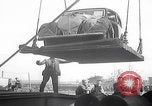 Standbild 1947 ausgelieferte Morris Eight Series E-Limousinen Vereinigtes Königreich, 1947, aus Sekunde 39 historischem Filmmaterial Videoclip 65675080089