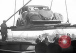 Standbild 1947 ausgelieferte Morris Eight Series E-Limousinen Vereinigtes Königreich, 1947, aus Sekunde 46 historischem Filmmaterial Videoclip 65675080089