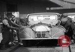 Standbild UK Autos und Lastwagen mit Kran gehoben Vereinigtes Königreich, 1939, aus Sekunde 11 historischem Filmmaterial Videoclip 65675080091