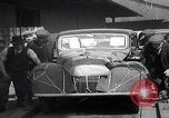 Standbild UK Autos und Lastwagen mit Kran gehoben Vereinigtes Königreich, 1939, aus Sekunde 12 historischem Filmmaterial Videoclip 65675080091