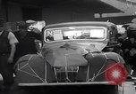 Standbild UK Autos und Lastwagen mit Kran gehoben Vereinigtes Königreich, 1939, aus Sekunde 13 historischem Filmmaterial Videoclip 65675080091