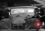 Standbild UK Autos und Lastwagen mit Kran gehoben Vereinigtes Königreich, 1939, aus Sekunde 14 historischem Filmmaterial Videoclip 65675080091